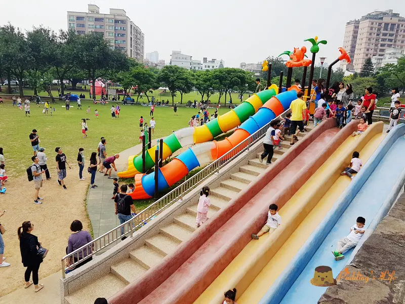 【桃園旅遊】毛毛蟲水管溜滑梯《陽明運動公園》彩色磨石子滑梯/野餐親子景點