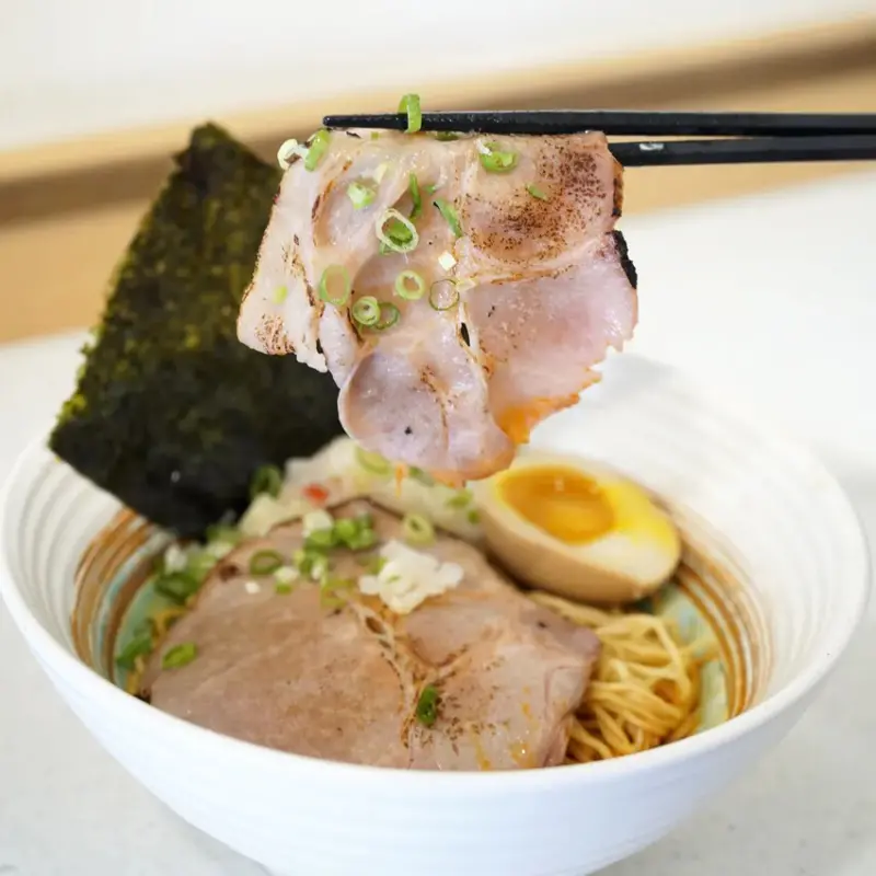 台南拉麵控看過來～超豐盛特盛豚骨拉麵、地獄麻辣叉燒乾拌麵，鶴