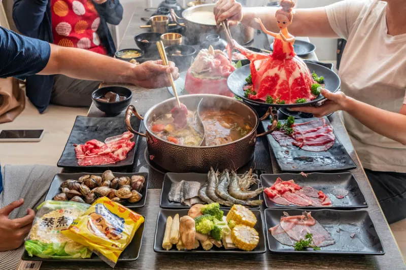 桃園市蘆竹區超夯川麻辣火鍋蘆竹店｜別人都漲價唯一這家降價！超狂麻辣鍋不漲反降，破百種食材無限吃到飽