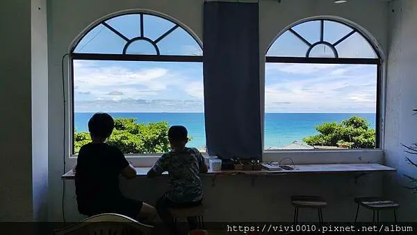 花蓮.壽豐-龍蝦堡製造所，新鮮現撈活跳跳龍蝦直接做成美味餐點，還有一望無際的湛藍太平洋，這裡看海吃美食好悠閒