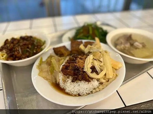 台北市信義區美食，夯魯肉飯，懷舊文青風美味小吃 !