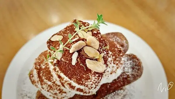 [嘉義西區]伴伴鬆餅(現：饗芙甜點EATJOY dessert)。ㄉㄨㄞㄉㄨㄞ的提拉米蘇/烤糖布蕾舒芙蕾鬆餅