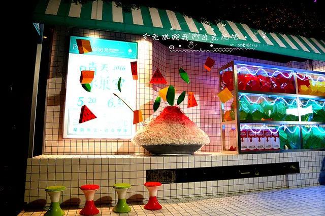 [ 台中⊙勤美天地]勤美綠園道。市民廣場越夜越好玩。晴天冰果室有超大碗冰