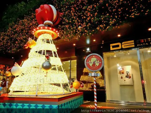 勤美誠品綠園道~~聖誕樹與聖誕時光列車我們來囉!!好有聖誕節的fu喔!!