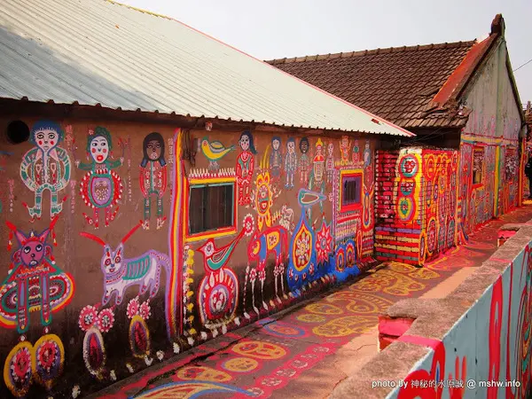 【景點】台中彩虹眷村&彩虹藝術公園@南屯 : 知名彩繪村？沒有想像中的有看頭,有主題的話可能會比較好!        
      