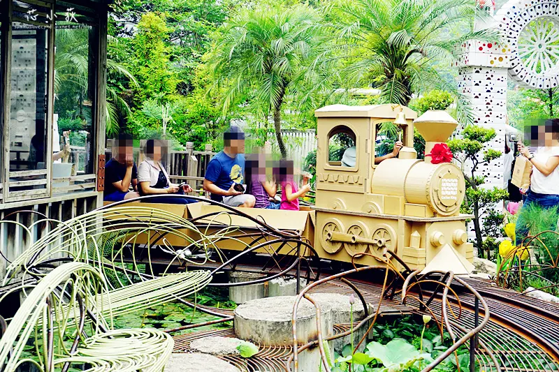 紙箱王+。紙做的列車紙箱火車帶你環遊園區，超酷體驗，園區還有旋轉溜滑梯，紙做的壯觀設施，親子同遊超合適!