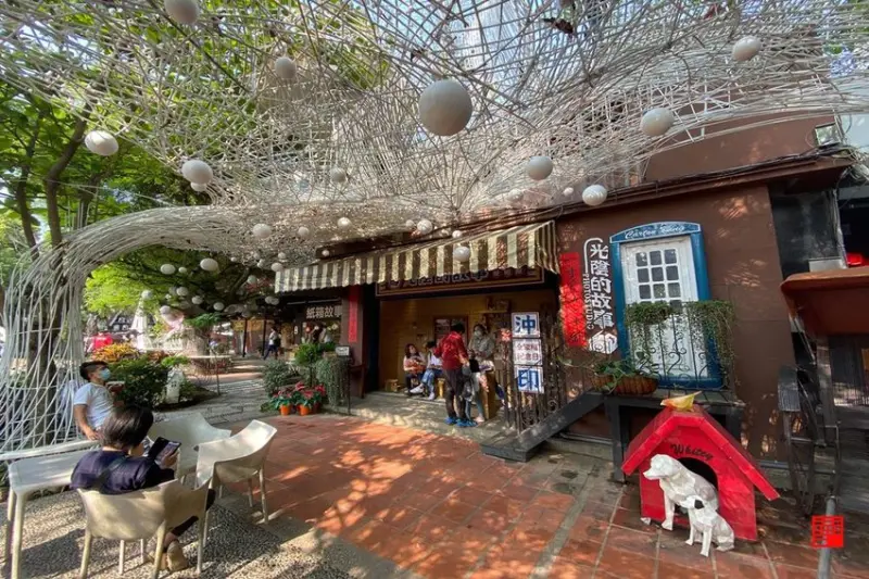 台中北屯區旅遊／紙箱王創意園區八大必逛！蘑菇屋、比薩斜塔、空中景觀步道　還有全台唯一紙箱火車、紙火鍋 - 跟著華少吃吃吃