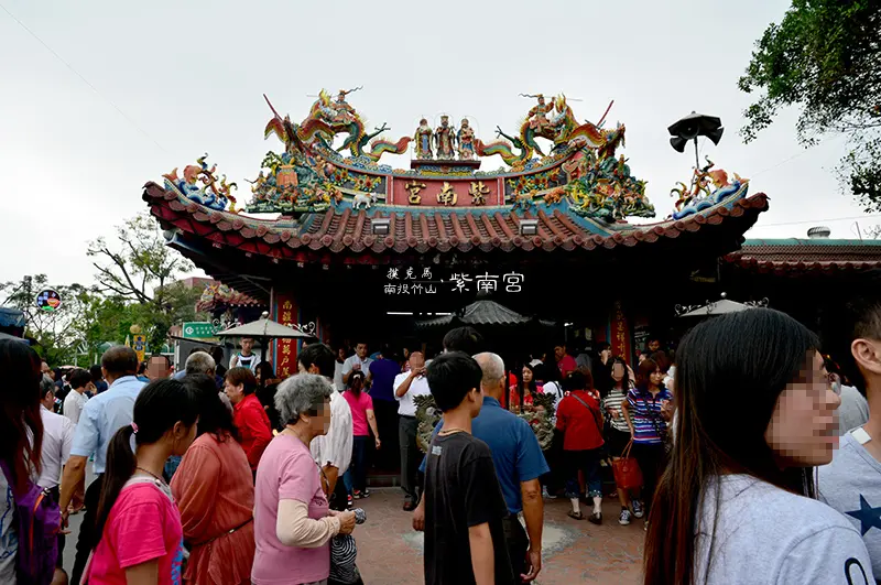 遠近馳名信奉者祈福祈願求取發財金的紫南宮