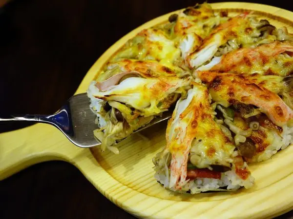 大匠食堂日本料理店 + 來日本料理店吃Pizza？ + 2KG超級巨無霸手握壽司 吃下去完全免費 邀您來挑戰！+ 平價日本料理評價超高 + 聚會好地方 +菜單 +Menu + 起司玉子燒 日式 鮭魚、