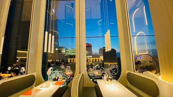 台北高空景觀餐廳【貳樓微風南山店】台版曼哈頓高樓城巿美景/一整排101景觀座位區/全玻璃鏡面彷彿飄浮在空中/大片落地窗飽覽落日藍調夜景