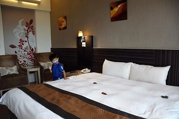 嘉義縣番路鄉眺望優雅靜謐的仁義湖，舒服又寬敞的嘉義住宿推薦【仁義湖岸大飯店】～嘉義飯店推薦