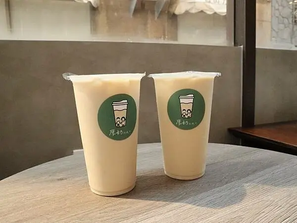 厚奶的我們｜花草鮮奶茶好特別！有明亮內用座位的飲料店｜台南南區