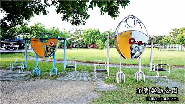 【宜蘭/宜蘭市】親子同遊～蝦密！公園裡居然出現了，霍爾移動城堡的機器人♪宜蘭運動公園♪