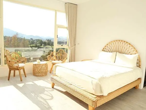 阮兜小丘｜翠綠群山前的一抹純白！遠離塵囂好住所｜南投埔里