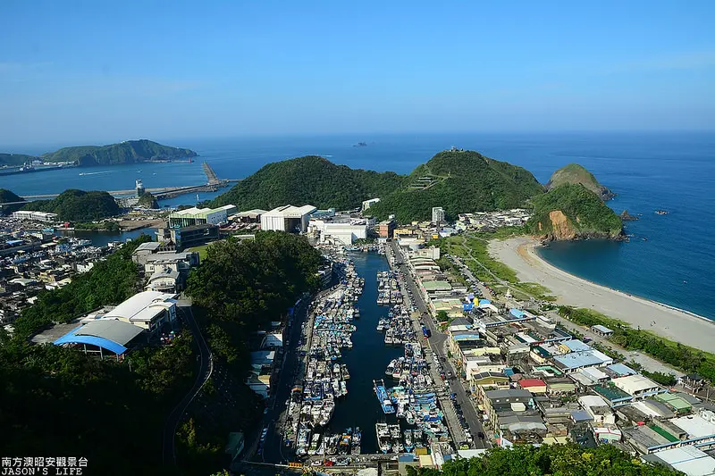 【宜蘭│景點】無敵海天一線美景，不管是白天或晚上都有不同的風景。南方澳昭安觀景台