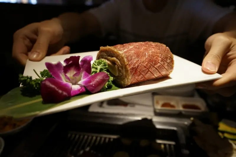 兩班家韓式碳烤 - 專業桌邊服務，獨創水冷專利烤爐，將肉汁完美鎖在烤肉內，台北信義美食推薦