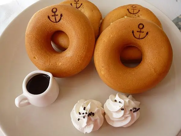 帶錨的甜甜圈,帶著微笑的咖啡--我在淡水安克黑咖啡館        
      