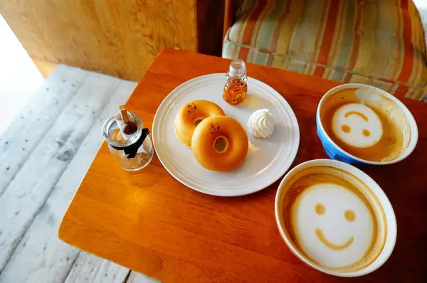 │食記│新北淡水/安克黑咖啡 Ancré Café♪淡水河畔吹海風發呆放空的咖啡廳(內附完整menu)