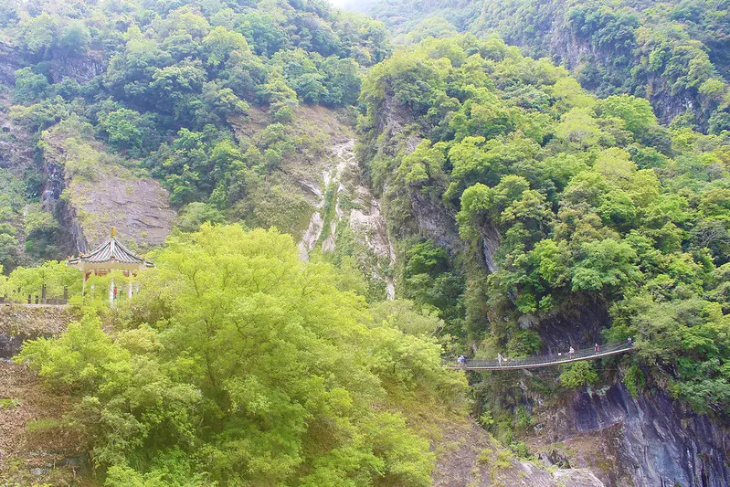 岳王亭。岳王亭吊橋。時雨瀑布。太魯閣國家公園。意外總是讓人回憶難忘，穿梭山壁的震撼吊橋