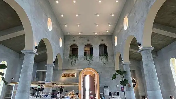 屏東絕美海景咖啡廳【海上教堂咖啡】全台唯一海上咖啡廳/ 360度環海美景盡收眼底/位在大鵬灣南歐風海上教堂/無訂位只能現場候位