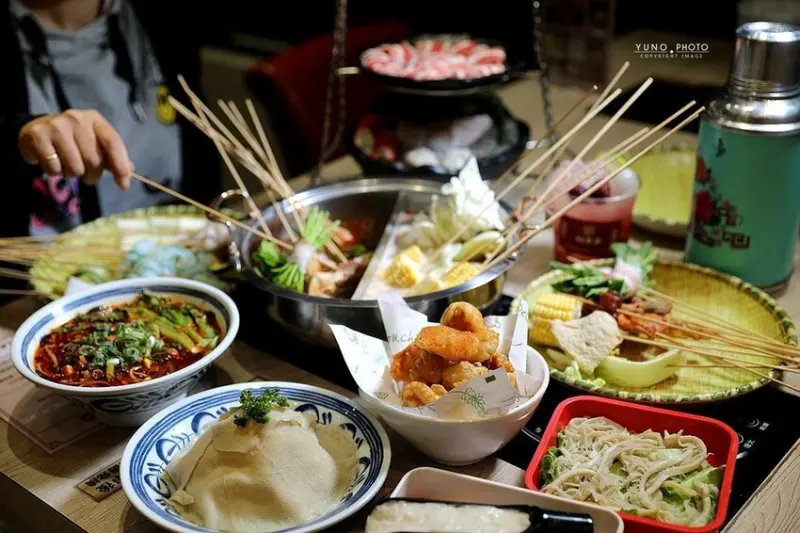 台中市西屯區道地四川噴香麻辣鍋 超過百種串串 一起實現撸串自由｜餉串串-麻辣串串香(台中西屯麻辣串串鍋推薦)
