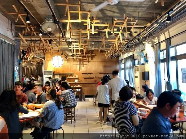 台東.台東市-榕樹下米苔目，這次總算吃到你了，海濱公園看綠島，天藍海藍真的超美的，還有超值台東旅人民宿，有安心國旅補助喔