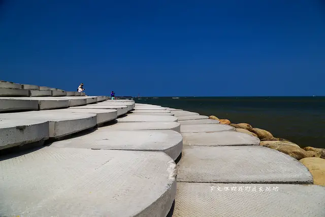 南寮漁港魚鱗天梯。大家都坐在魚鱗天梯上吹風看海。