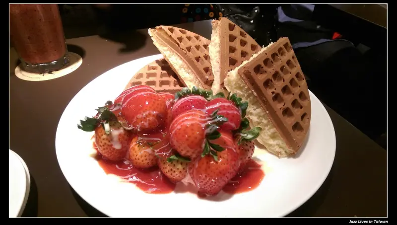 [咖啡弄 (站前店)] 又是個喝咖啡聊是非的好所在, 只可惜得排隊...V__V