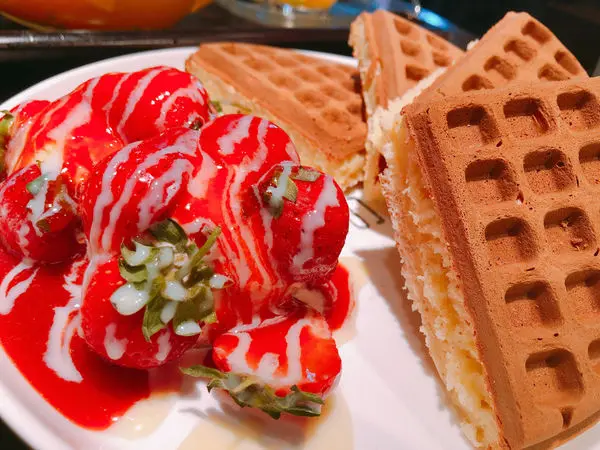 【台北車站｜咖啡弄】二訪，鬆餅好食在，餐點到位，不雷，台北車站必吃下午茶，人氣草莓鬆餅，太晚就賣光光