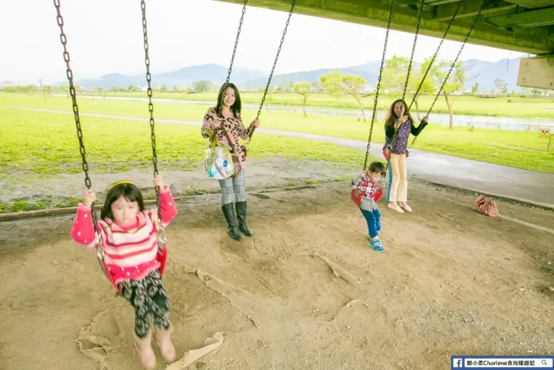 【宜蘭市】河濱公園+津梅棧道+慶和橋+觀景臺－天橋下盪鞦韆！溜小孩的好去處！遊樂設施、戶外野餐、放風箏、打球、跑跑跳跳，好開心！