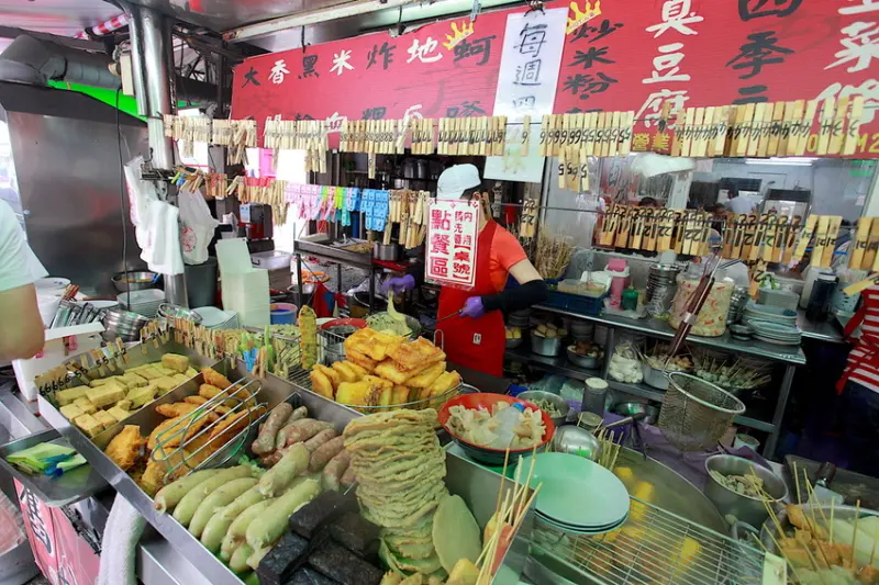 吃。高雄|左營區|，靠近蓮池潭，網路排隊名店，台式下午茶「舊城傳統美食」。