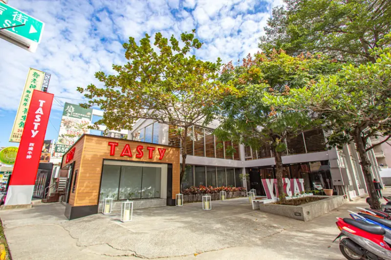 TASTy西堤牛排富國店，將布魯克林大橋搬進店裡啦!近捷運~聚會洽商的好選擇。 - 微笑Joe幸運