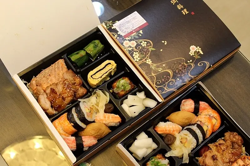 [漢來海港外帶餐盒]漢來海港自助餐｜海派日式便當｜物超所值｜50元港點帶著走｜雞腿鮭魚玉子燒｜飯店便當