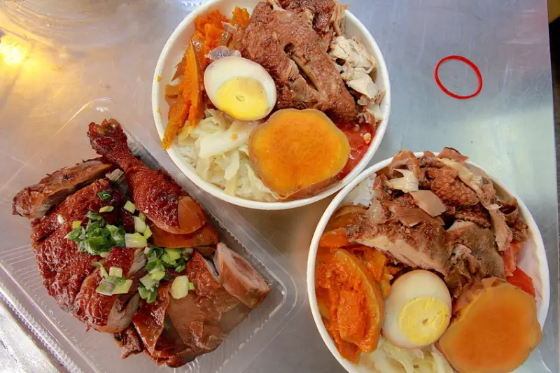 吃。高雄|左營區|果貿社區。眷村村美食，網路宅配名店，北方風味的燒雞，限量便當開賣「劉家桂花燒雞店」。