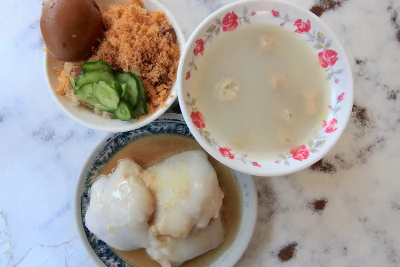 吃。高雄｜鼓山區。哈瑪星50年老店，高雄知名米糕店，口感美味定價合理值得推薦「萬全肉圓米糕」。