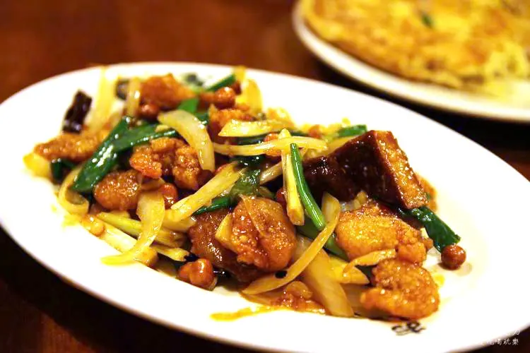 『食記』高雄三民。懷舊復古驛站食堂，來厝吃飯的聚所