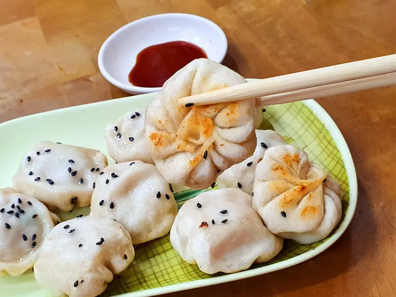 【高雄小吃】上海生煎湯包 燒呼呼噴汁燙口 小資午餐 排隊店 中日韓英菜單