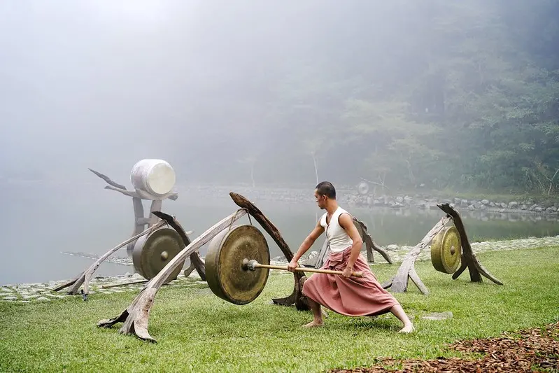 【台灣，宜蘭】一場天人合一的饗宴：優人神鼓《聽海之心》。(明池水劇場)
