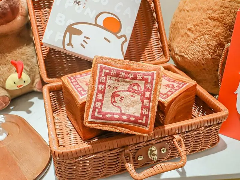 中秋快閃！新竹水豚麥胖新推出「奢華黑松露蛋黃酥、金紙千層吐司」送禮必備禮盒推薦。