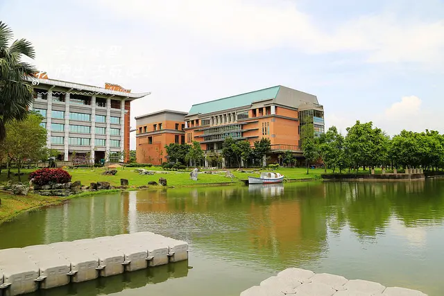 [ 彰化⊙埤頭]明道大學。真的是很詩意ㄟ。有倒影.有湖畔.有小船