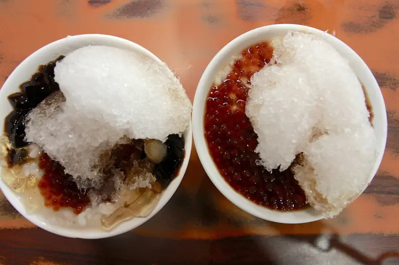 吃。高雄|三民區。網路票選高雄必吃の美味傳統小吃，值得樂天小高推薦給您品嚐「鄧家粉圓冰」。