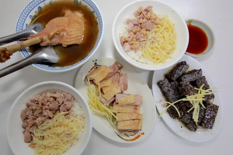 吃。高雄|三民區。超過ㄧ甲子美味的傳承，名不虛傳的美味，值得樂天小高推薦「鴨肉和-鴨肉專賣店」。