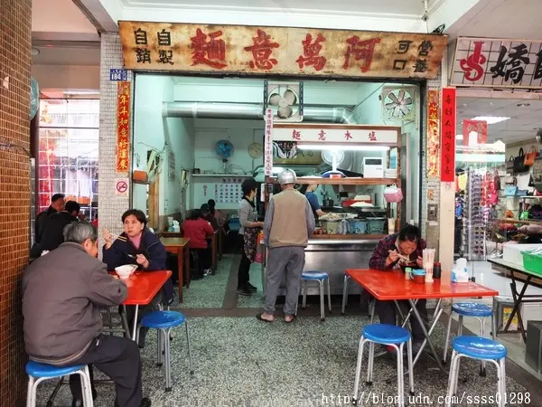 【美食特搜。高雄三民區】阿萬意麵。三民市場50年老店 道地鹽水意麵在高雄也吃得到喔！        
      