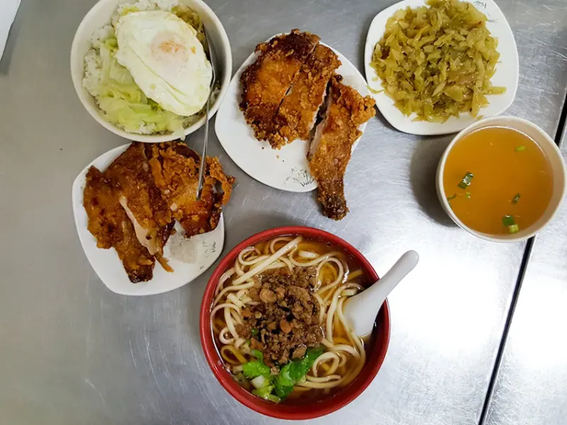 【高雄三民老店】味津排骨大王 炸雞腿飯 回憶便當店