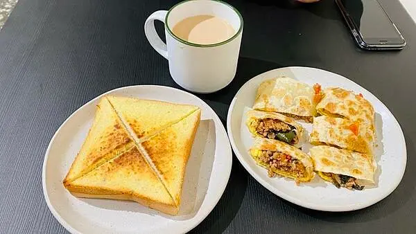 桃園藝文特區新開早午餐【仨TEEN 食餐所】桃園隱藏巷弄內早餐/招牌必點打拋豬蛋餅、夯奶酥/桃園CP值高早午餐