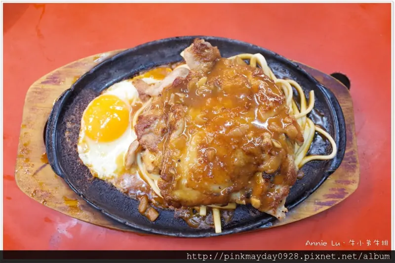 ✿高雄✿ 大人氣夜市牛排 肉大塊份量十足又啾西 淋上超好吃的特製醬汁 雞腿排真的是必吃啊 ➜ 牛小弟牛排
