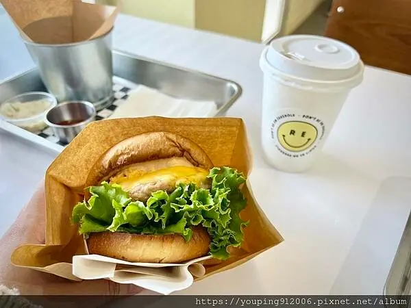 台北士林區｜Runnyegg Burger 天母棒球場附近的奶油黃風格美式漢堡店，不吃牛也可以換成豬的漢堡排(附菜單)