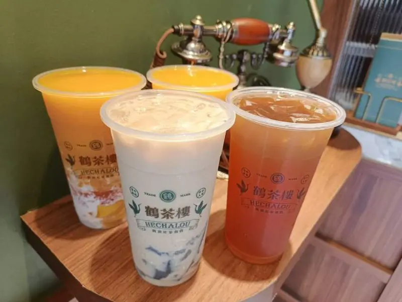 鶴茶樓夢幻飲品酸甜水果茶。超凍感「楊枝甘露」手工芒果凍、椰奶凍、紅茶凍口感飽足系飲品夏季熱賣中/竹科金山店