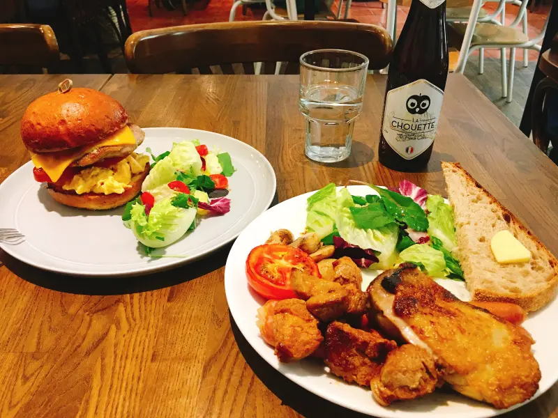 《台北❤️松山》哈古小館🐷自製法式網脂豬肉漢堡，民生社區可愛法式小館裡的超正早午餐