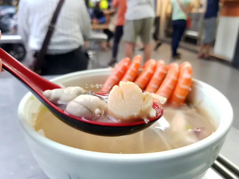 《高雄美食》香味海產粥❤干貝、大蝦、蟹角、蚵仔、花枝...讓人痛風的海產粥！